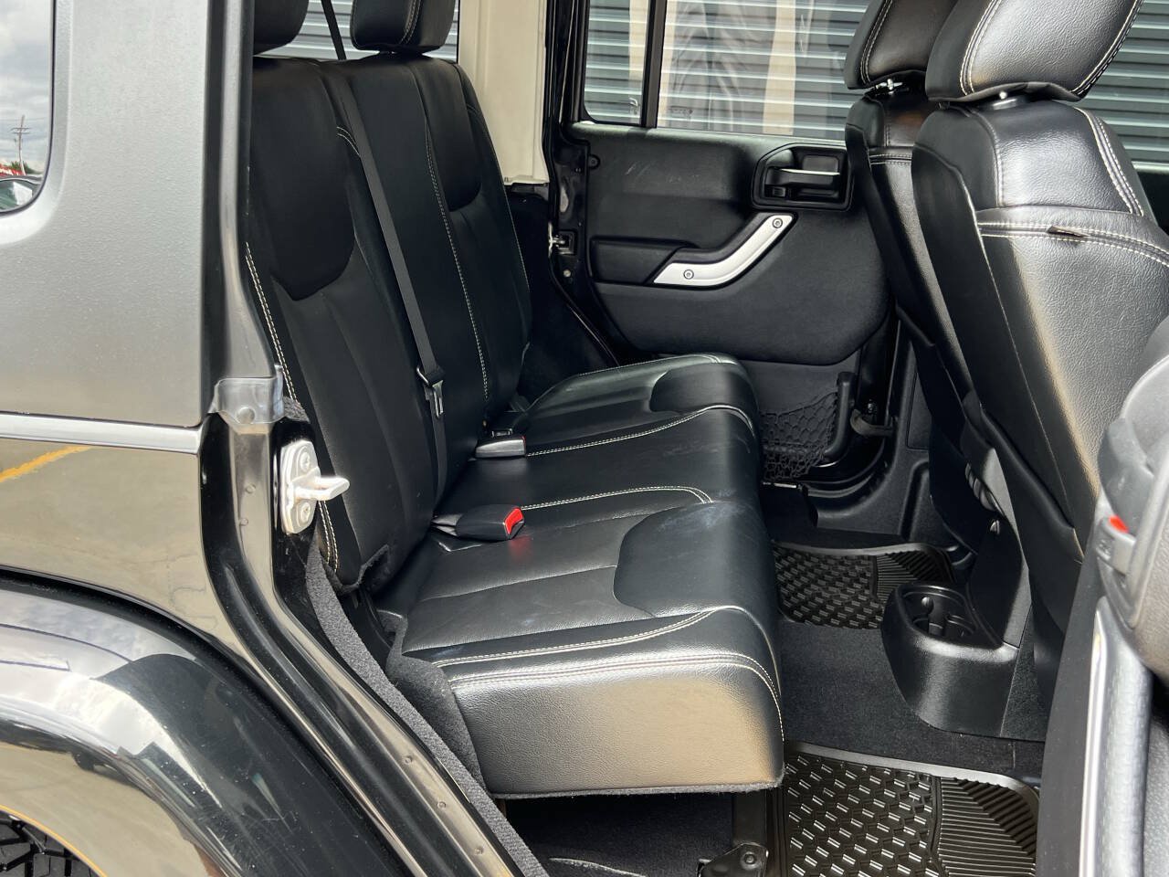 Used 2015 Jeep Wrangler Unlimited Sahara w/ Connectivity Group AWD/4WD image 19