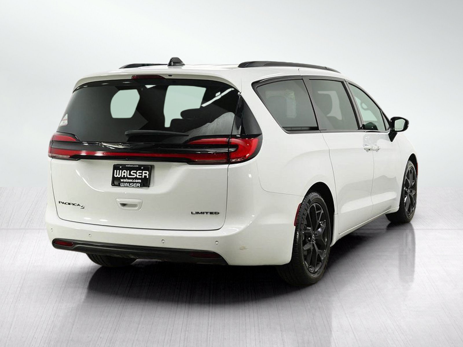 Used 2025 Chrysler Pacifica Limited FWD image 5