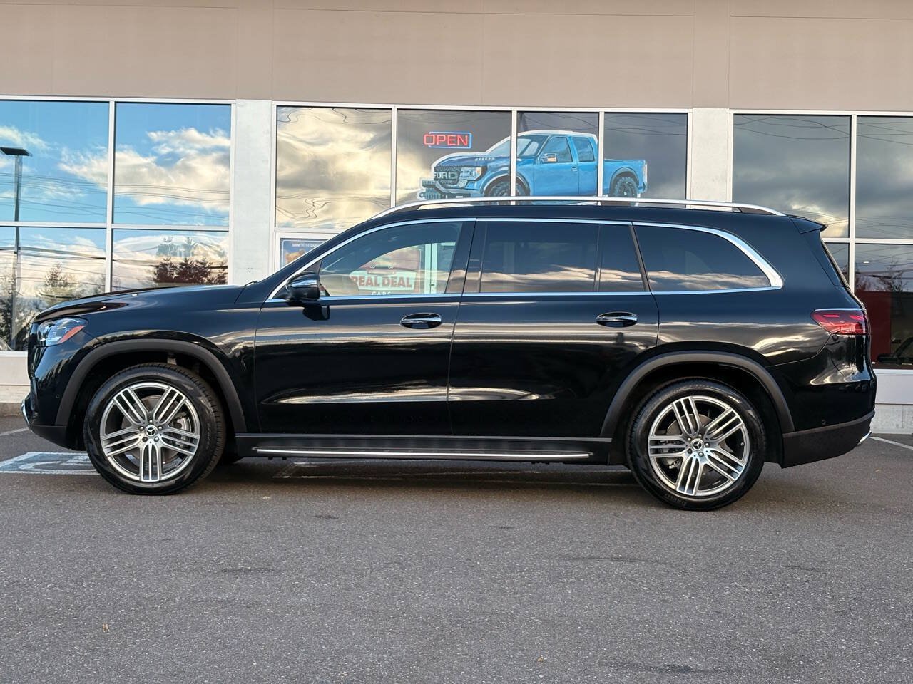 Used 2025 Mercedes-Benz GLS 450 4MATIC image 5
