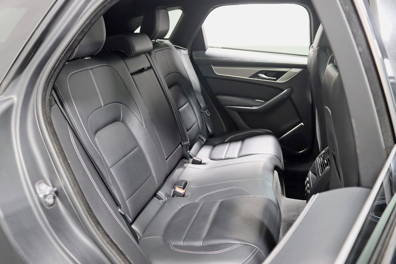 Used 2024 Jaguar F-PACE R-Dynamic S image 27