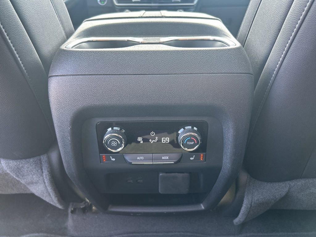 Used 2025 Chevrolet Traverse High Country image 38