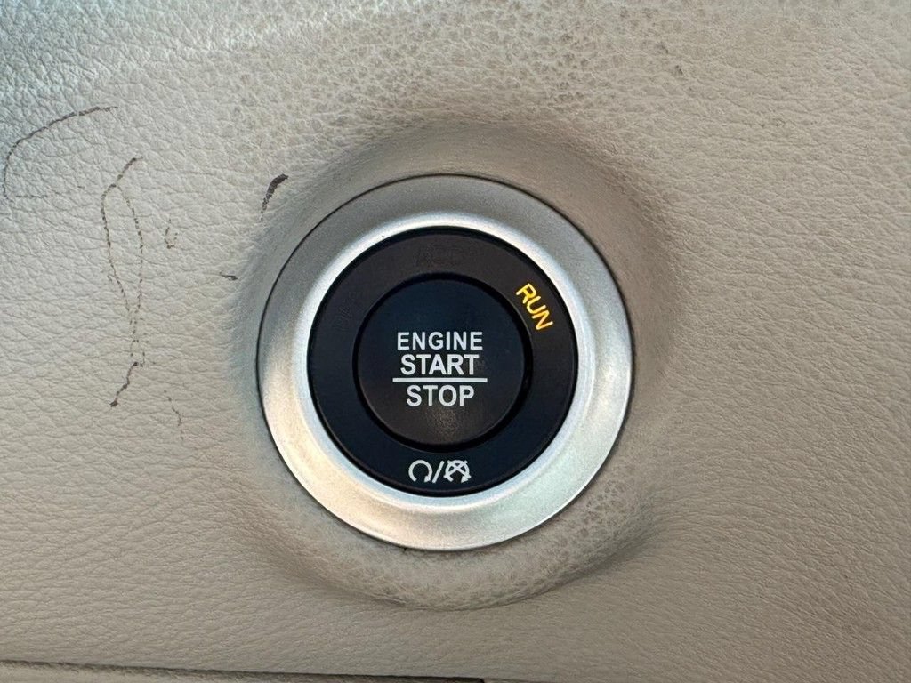 Certified 2024 Chrysler Pacifica Limited FWD image 17
