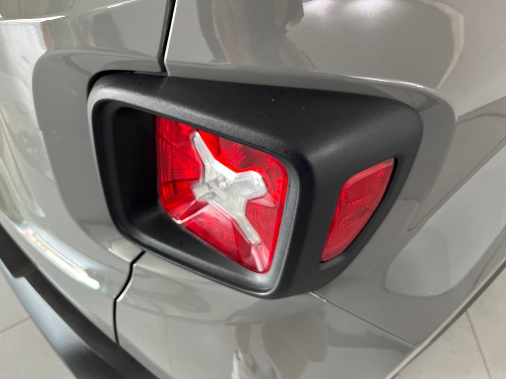 Used 2023 Jeep Renegade Latitude AWD/4WD image 43