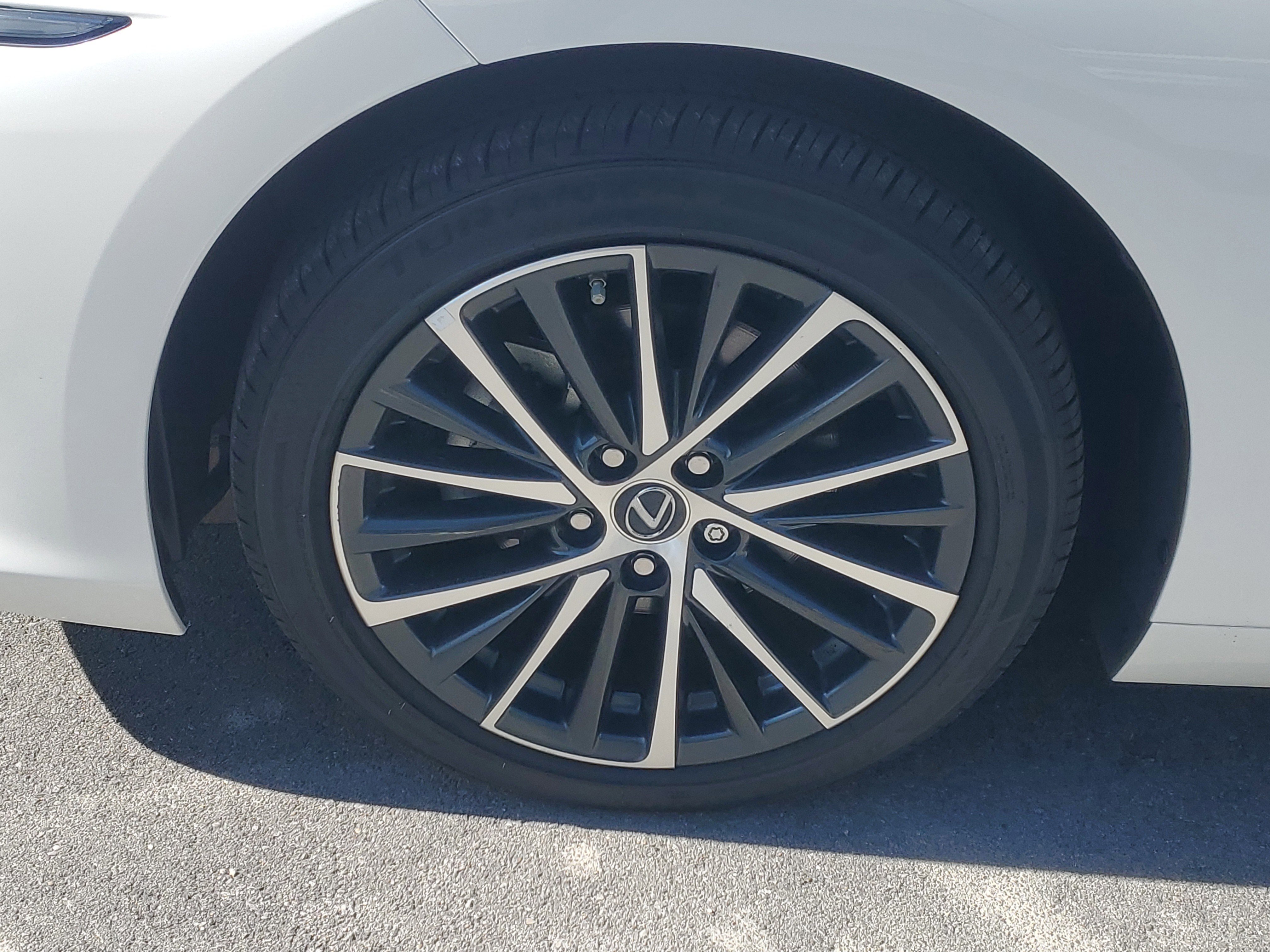 Used 2025 Lexus ES 350 w/ Premium Package image 4