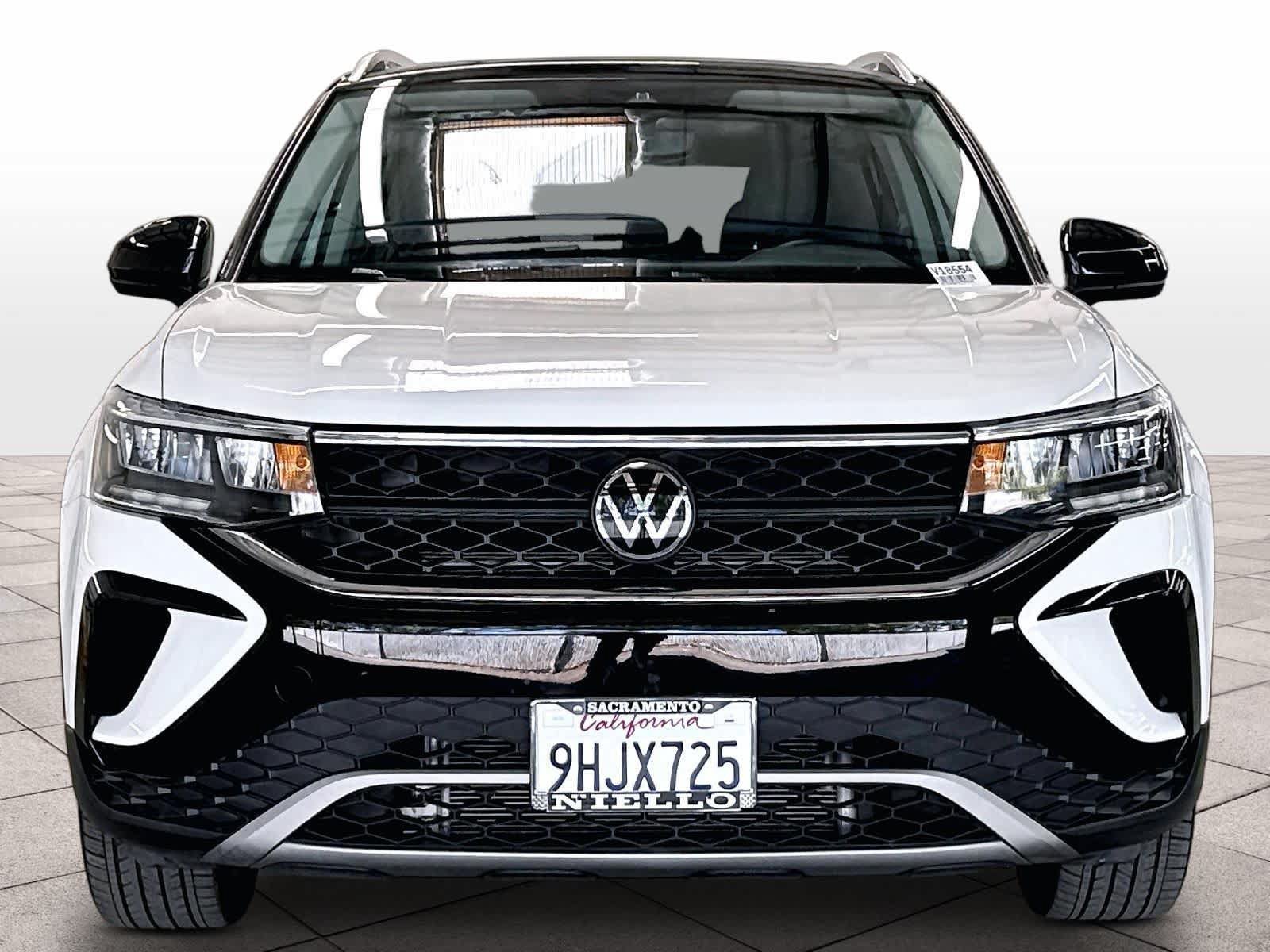 Used 2023 Volkswagen Taos SE w/ Panoramic Sunroof Package FWD image 2
