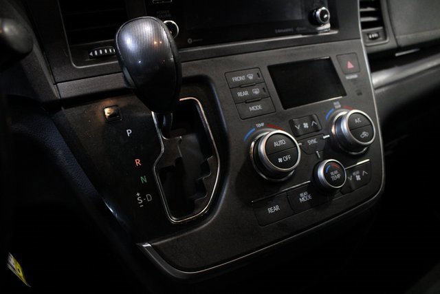 Used 2018 Toyota Sienna SE image 9