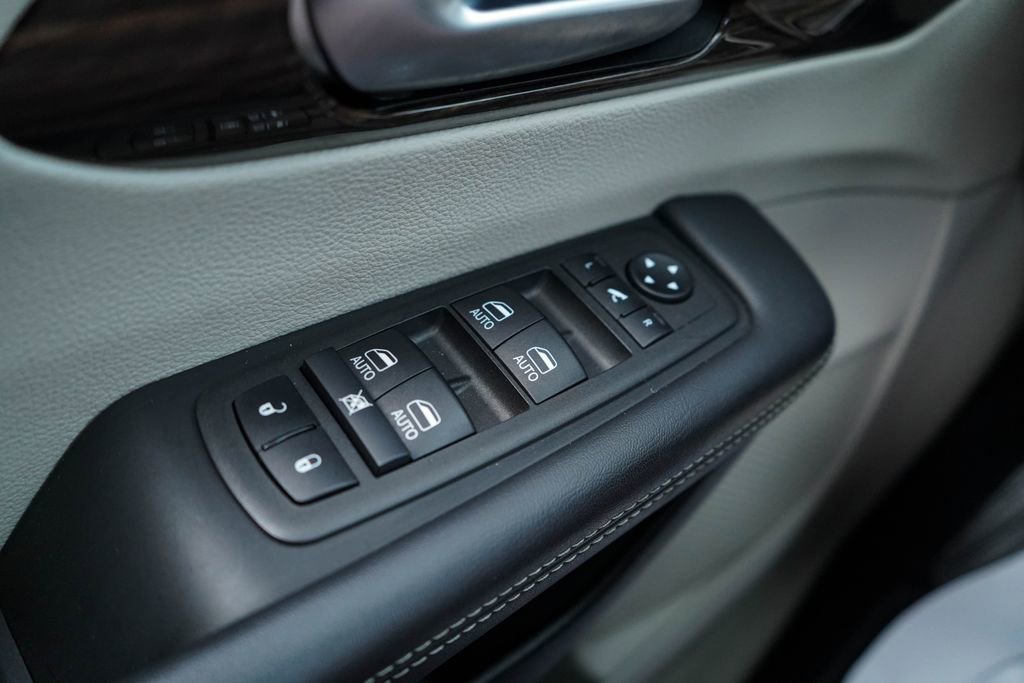 Used 2024 Chrysler Pacifica Limited image 24
