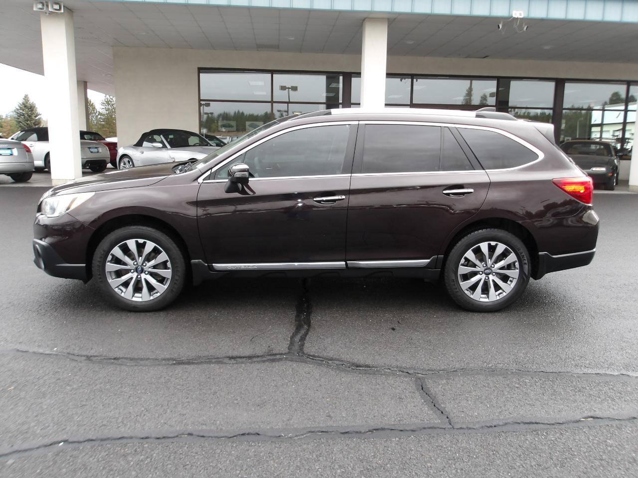 Used 2017 Subaru Outback 3.6R Touring w/ Popular Package #5A AWD/4WD image 2