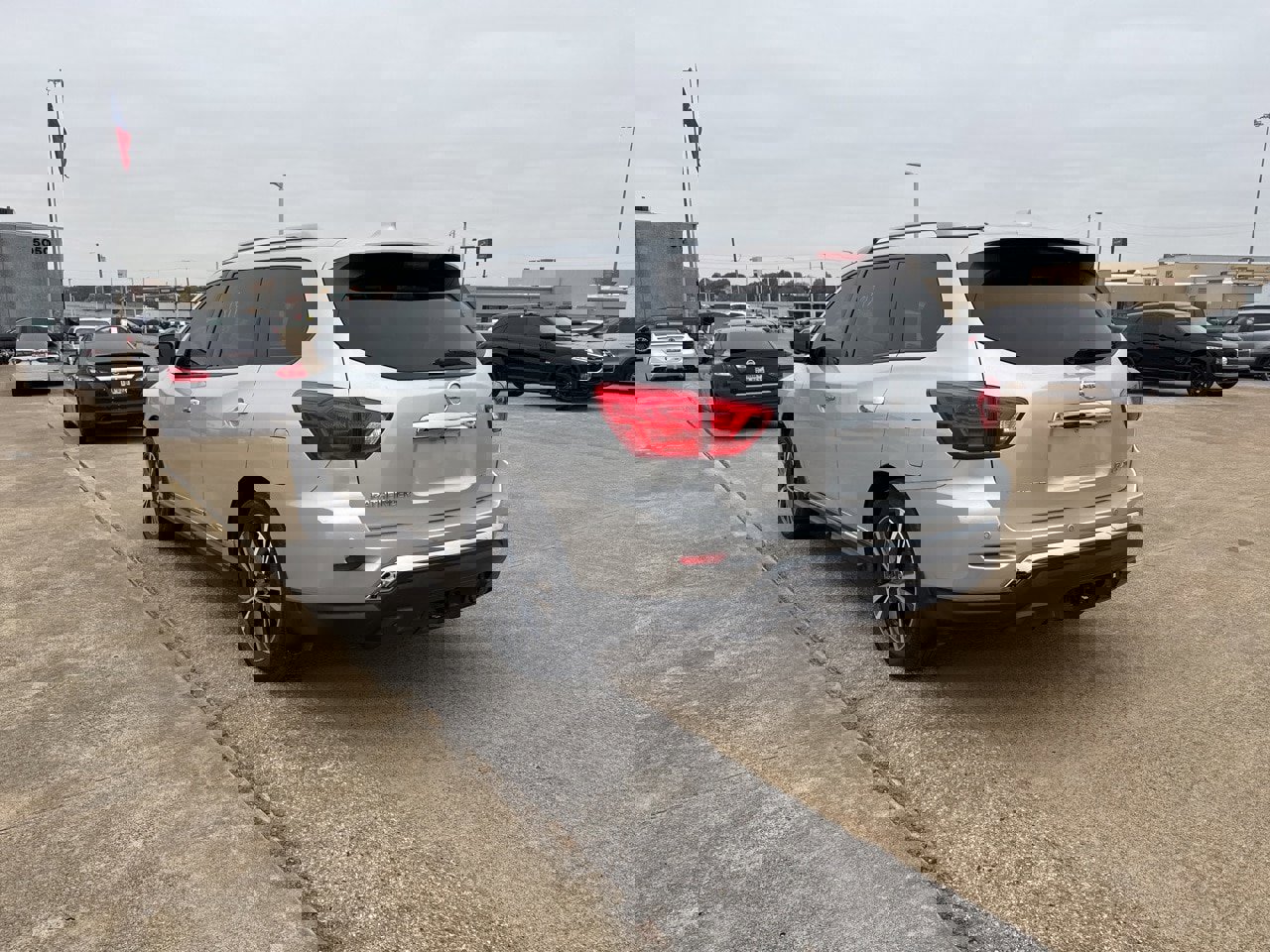 Used 2019 Nissan Pathfinder Platinum image 5