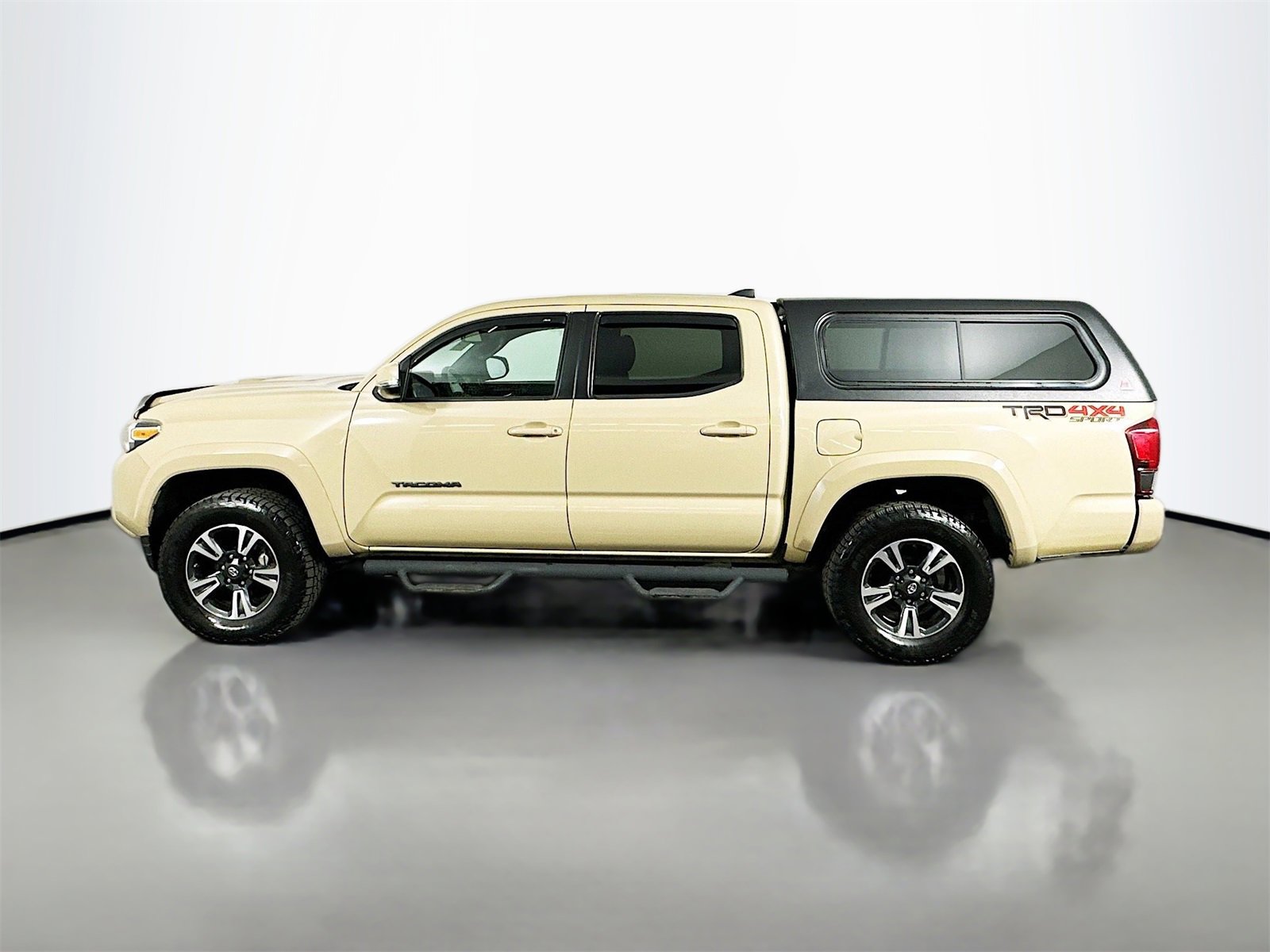 Used 2018 Toyota Tacoma TRD Sport w/ Technology Package image 4