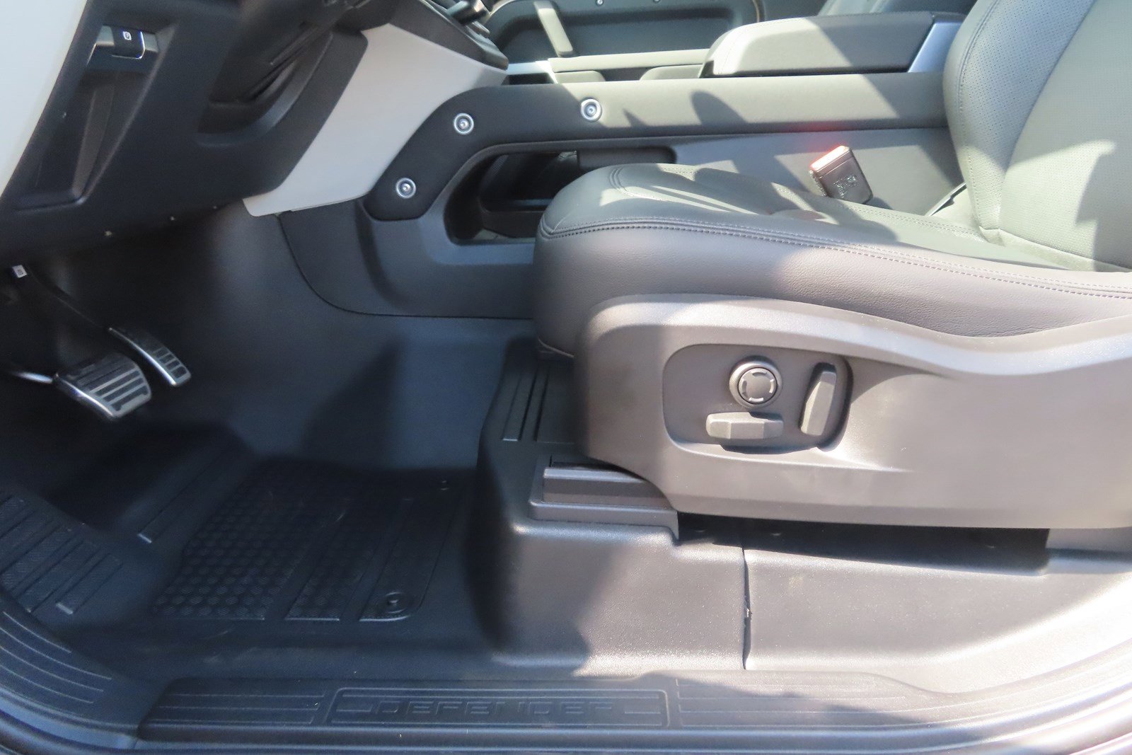 Used 2023 Land Rover Defender 90 S image 19