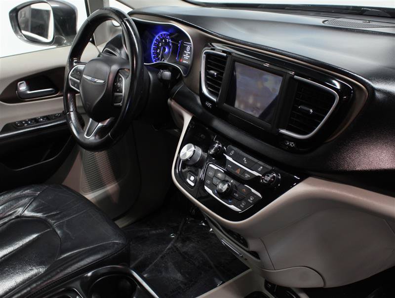 Used 2018 Chrysler Pacifica Touring-L FWD image 10