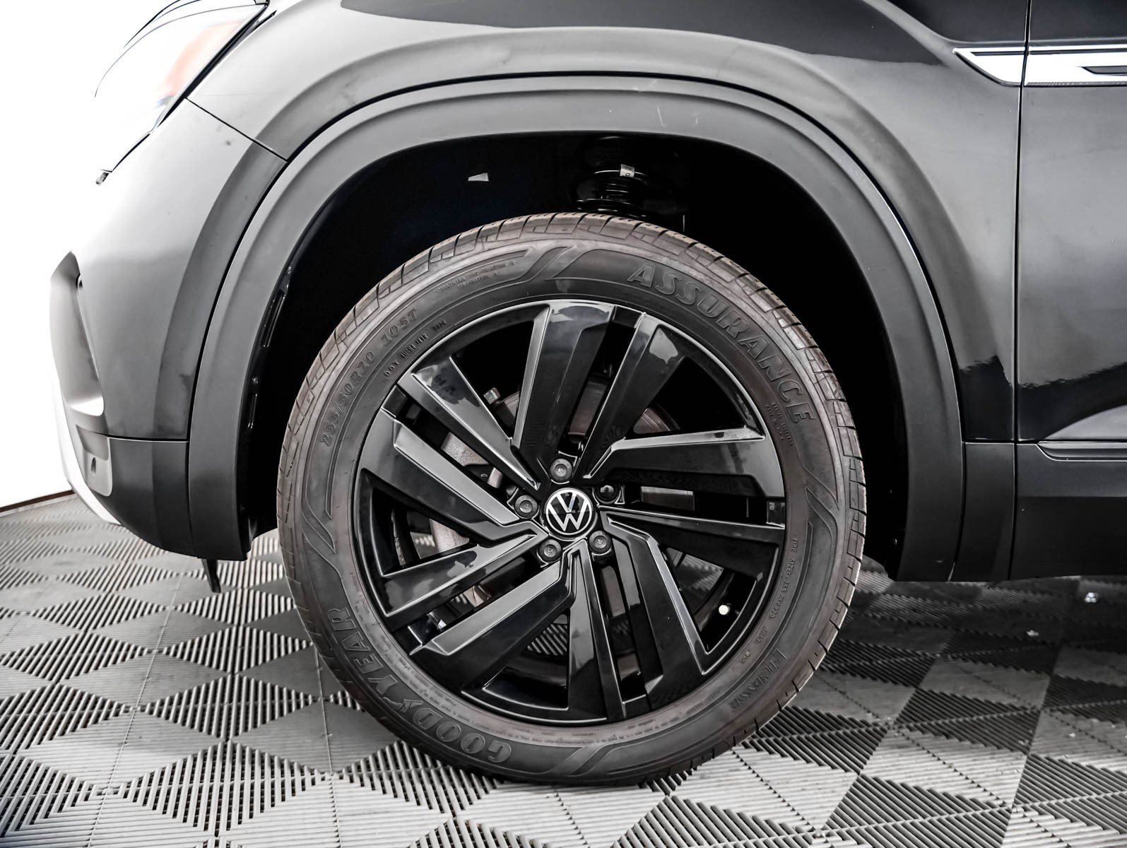 Used 2023 Volkswagen Atlas Cross Sport SE w/ Panoramic Sunroof Package FWD image 4