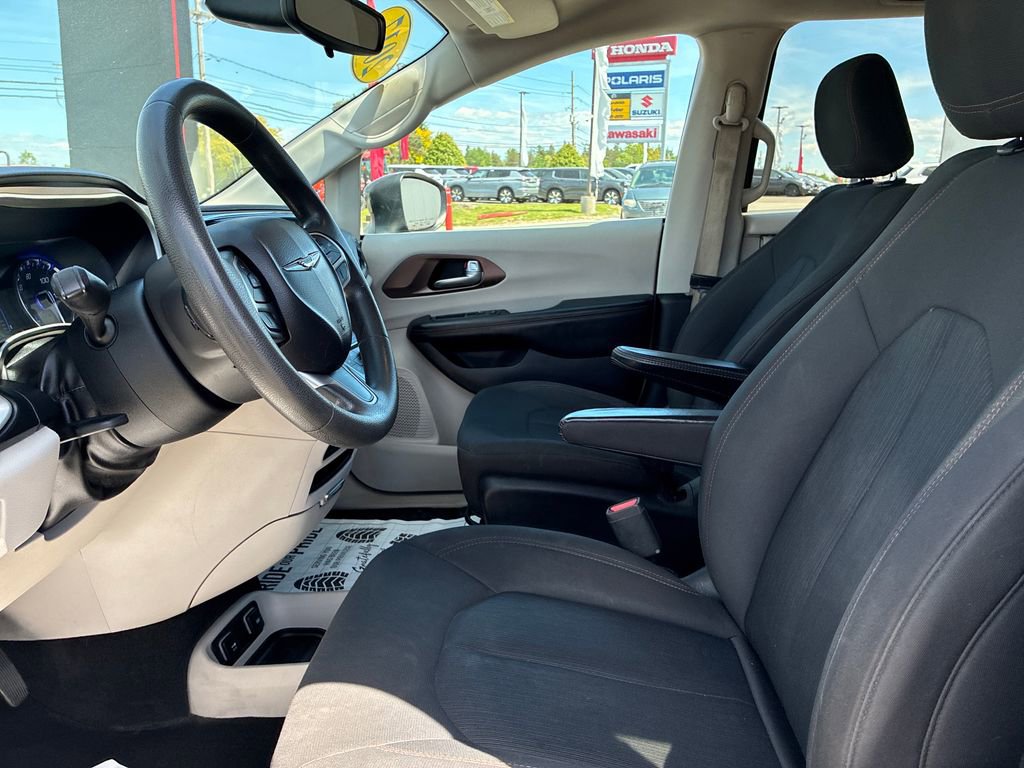 Used 2017 Chrysler Pacifica Touring FWD image 11