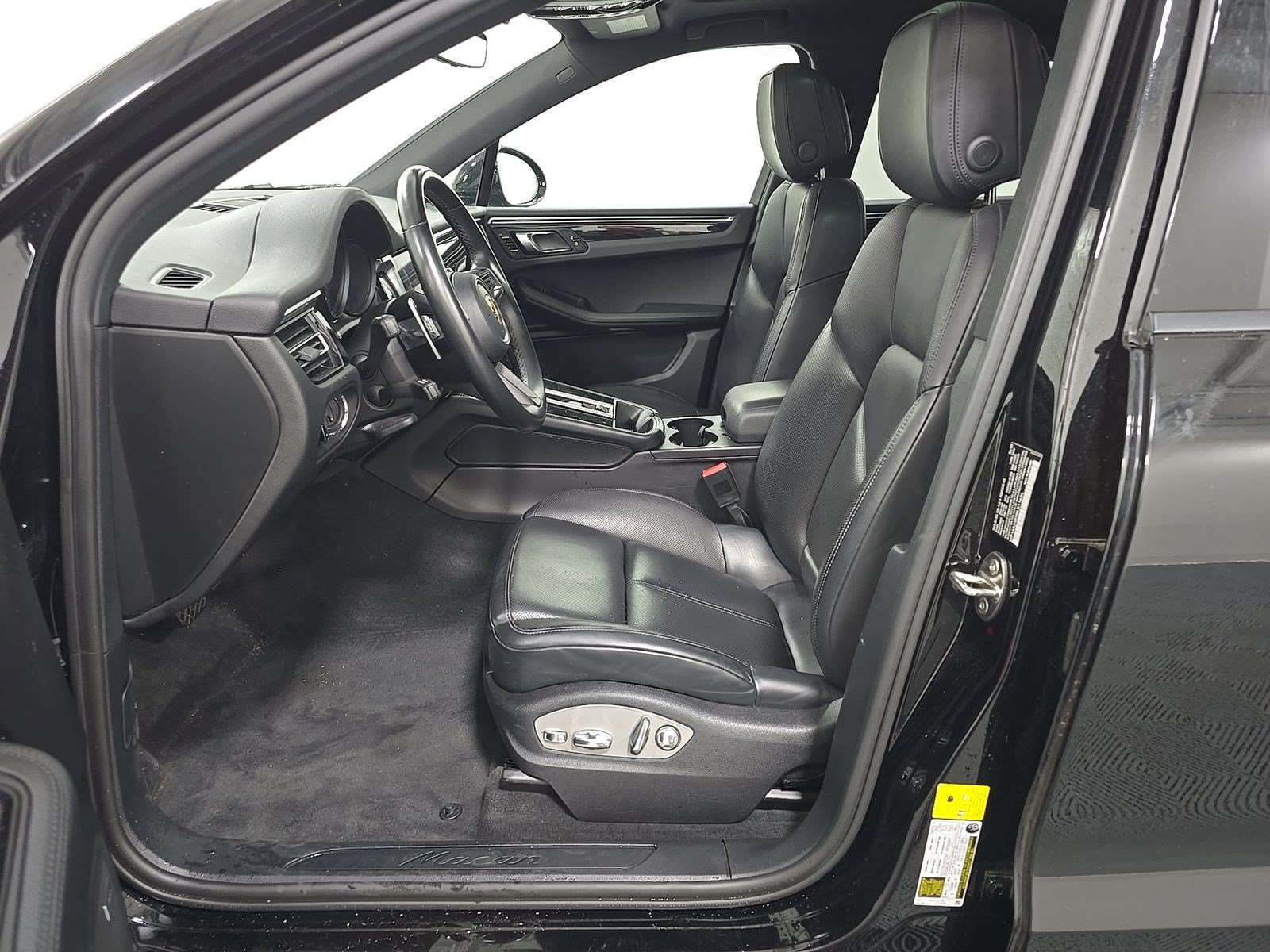 Used 2022 Porsche Macan w/ Premium Package Plus AWD/4WD image 10