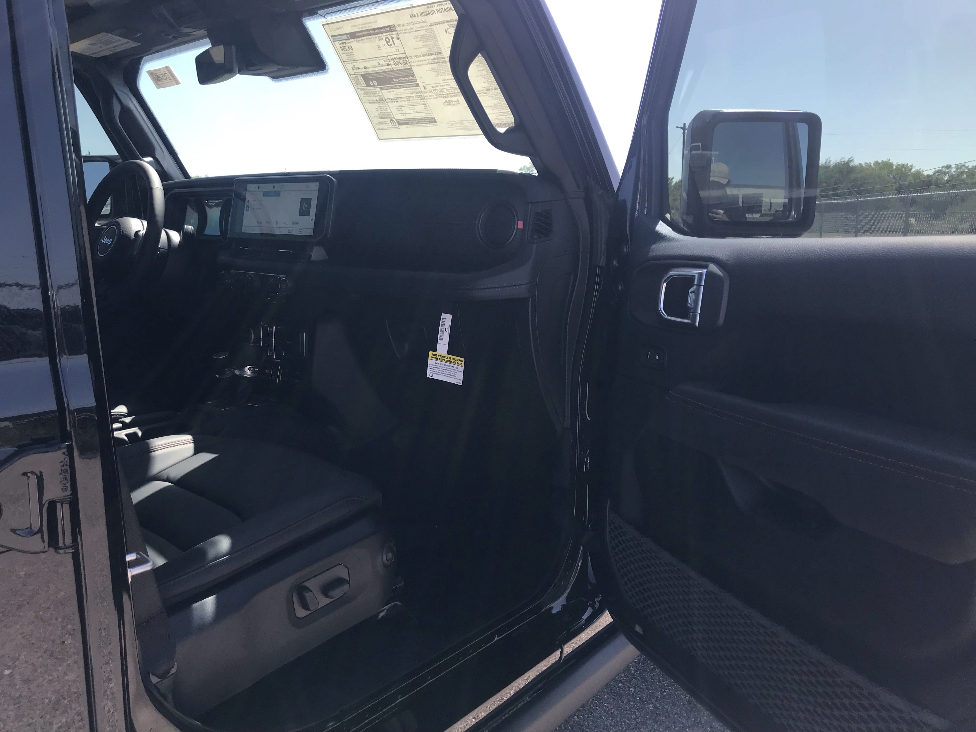 Used 2025 Jeep Gladiator Rubicon AWD/4WD image 11