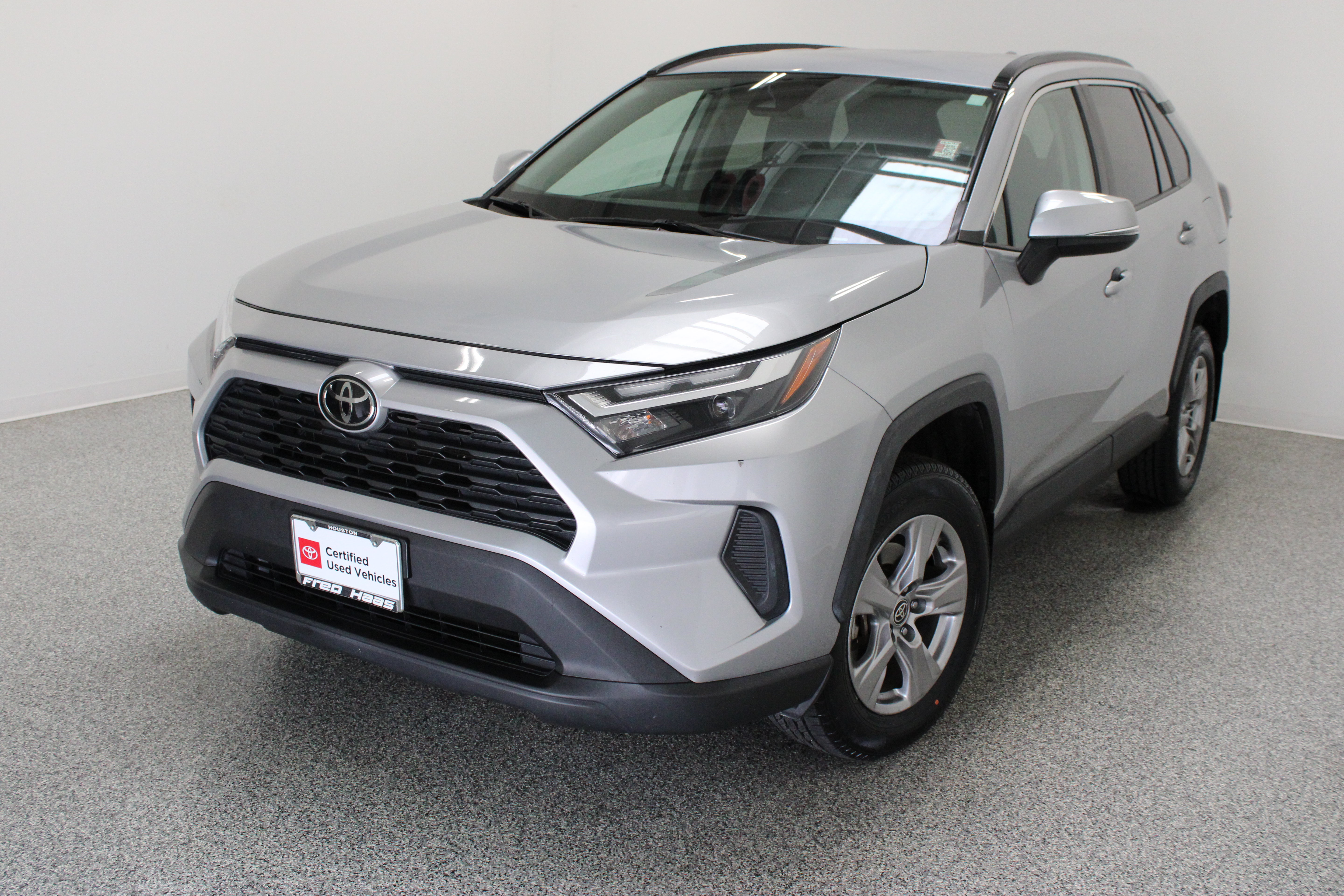 Used 2022 Toyota RAV4 XLE AWD/4WD image 2