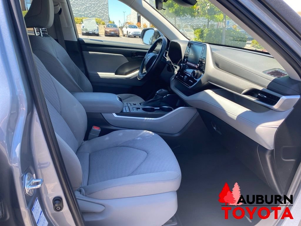 Used 2022 Toyota Highlander LE AWD/4WD image 17