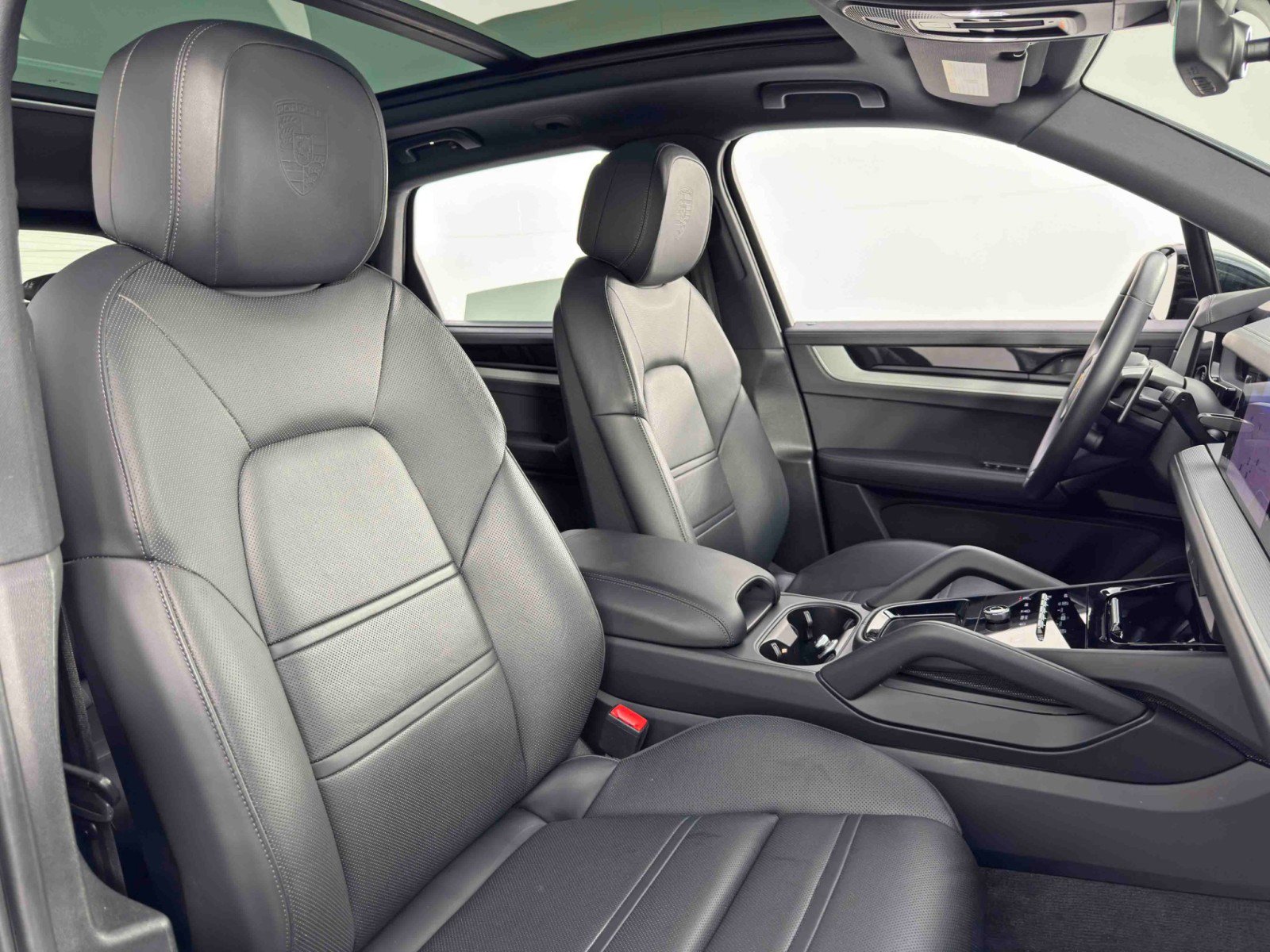 Used 2024 Porsche Cayenne w/ Premium Package image 40