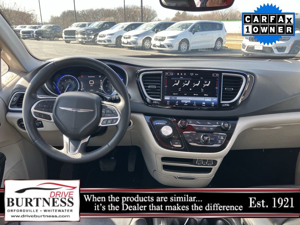 Used 2024 Chrysler Pacifica Touring-L image 27