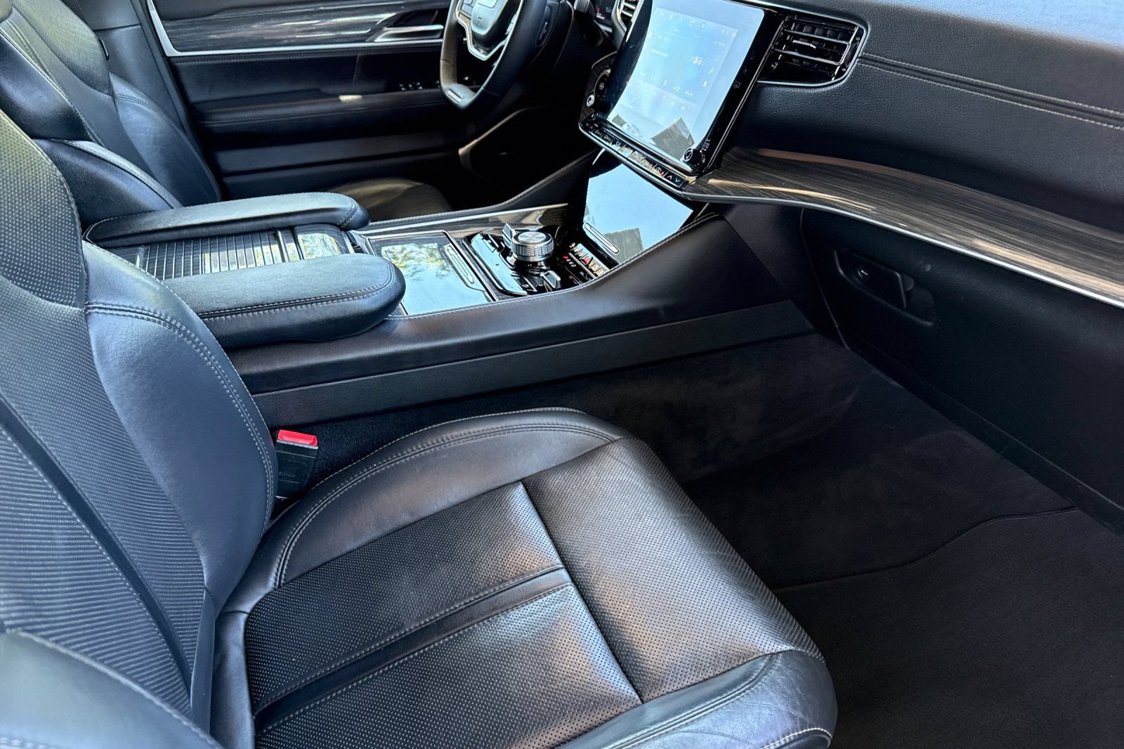 Used 2022 Jeep Wagoneer Series III AWD/4WD image 26