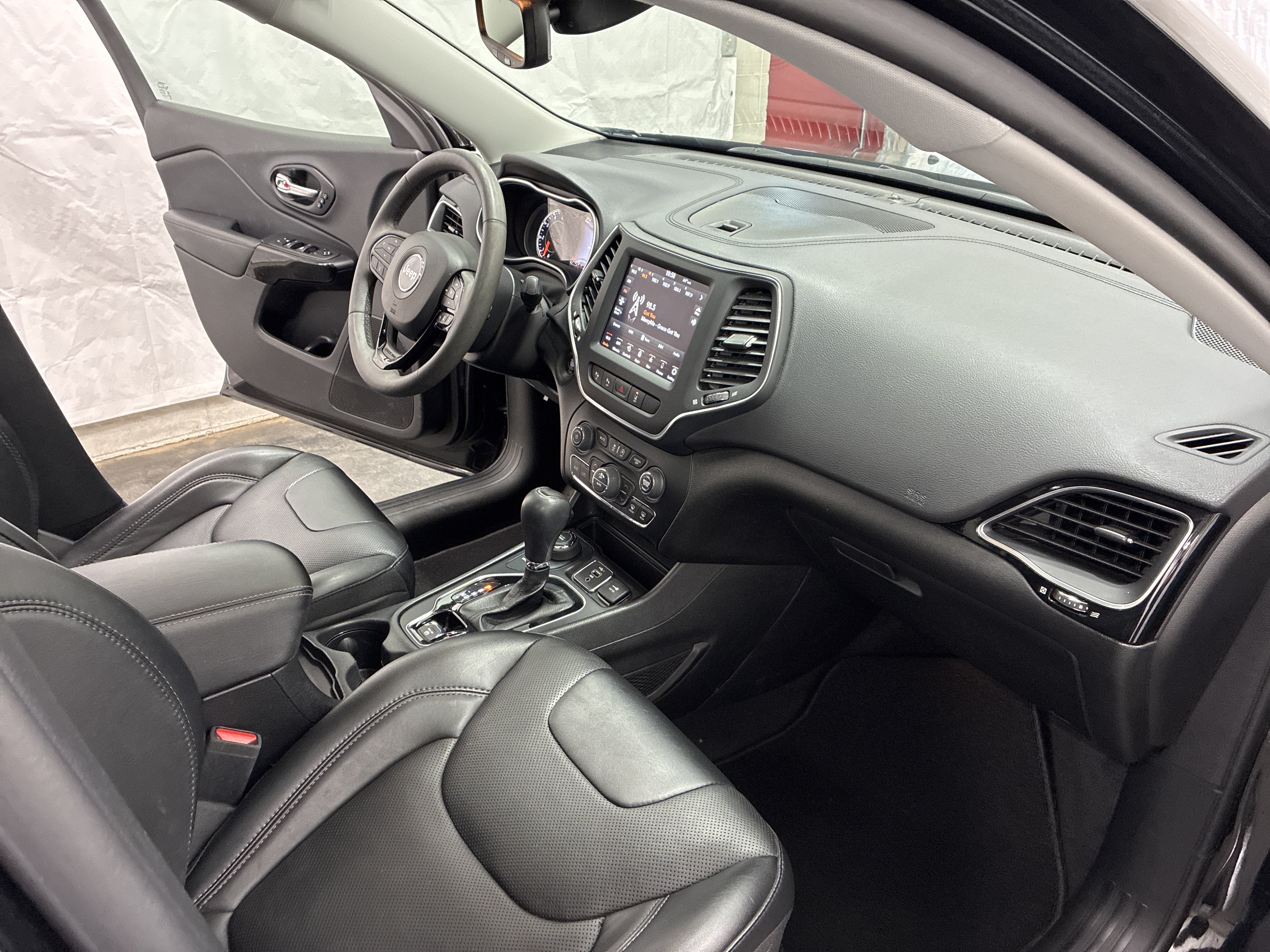 Certified 2023 Jeep Cherokee Altitude Lux w/ Lux Elite Package AWD/4WD image 17