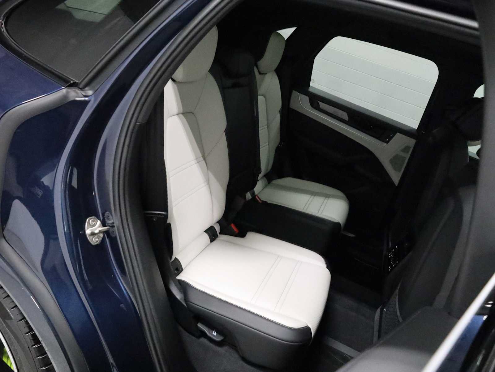 Certified 2025 Porsche Cayenne E-Hybrid AWD/4WD image 38
