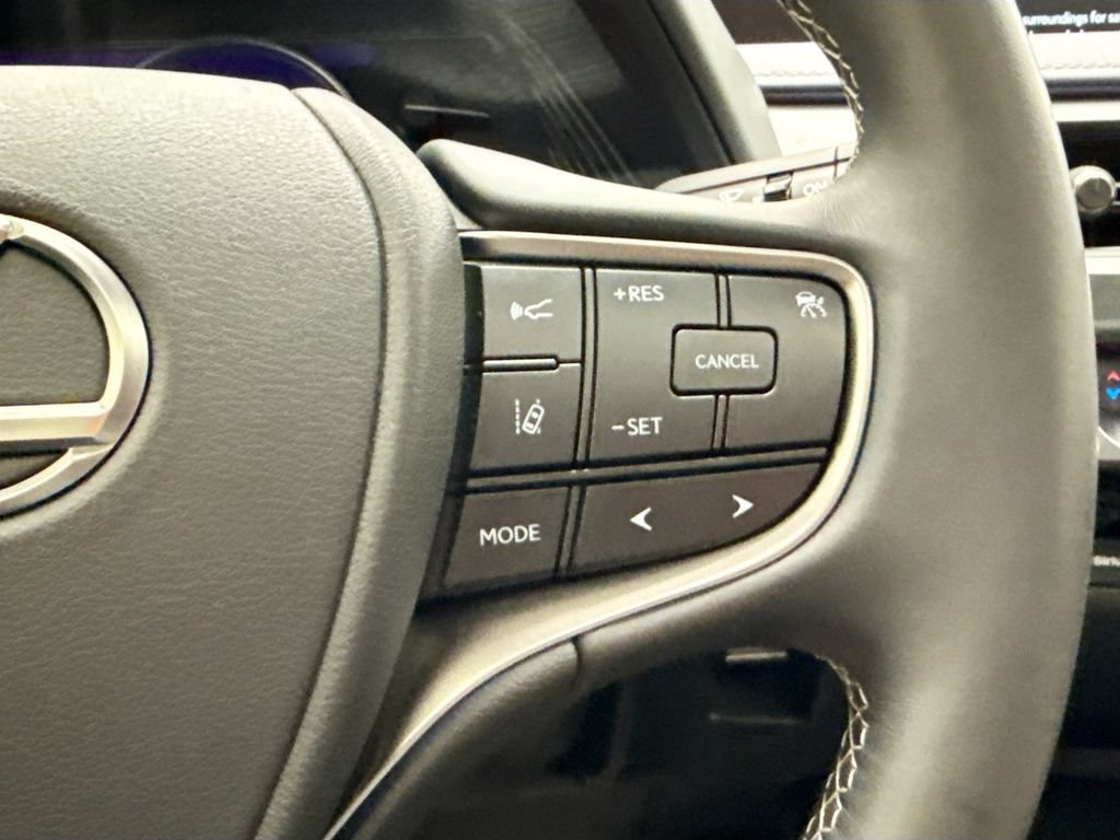 Used 2019 Lexus UX 200 FWD image 12