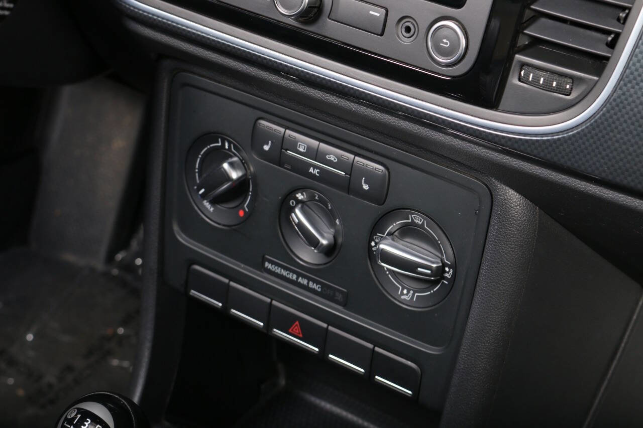 Used 2013 Volkswagen Beetle 2.0T image 37