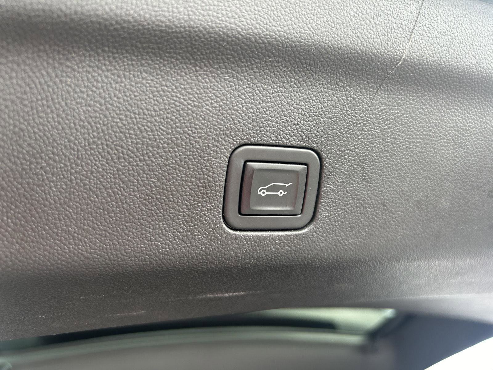 Used 2023 GMC Yukon Denali Ultimate image 11