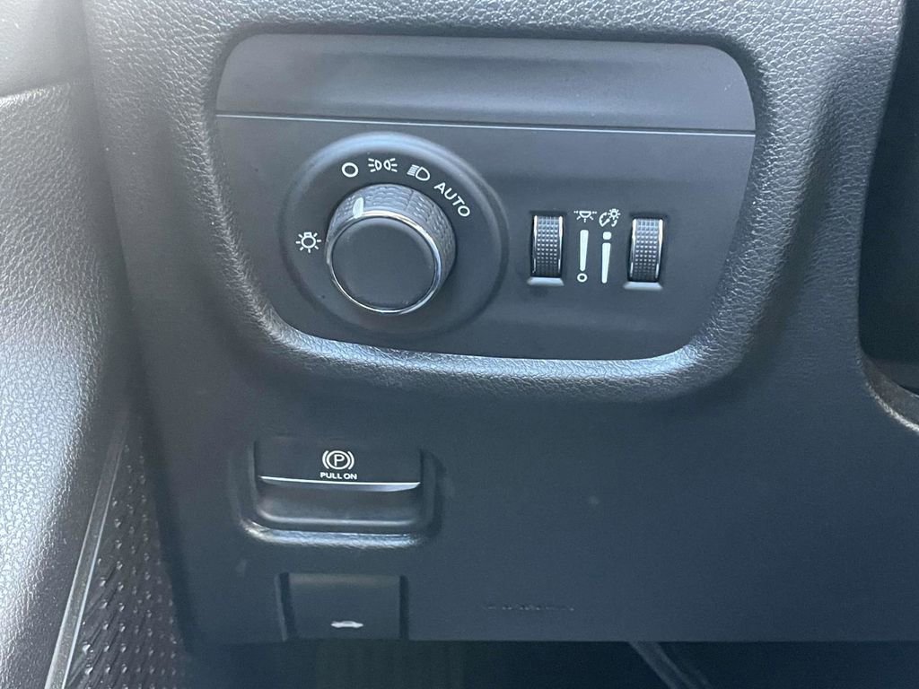 Certified 2025 Jeep Grand Cherokee Altitude image 28