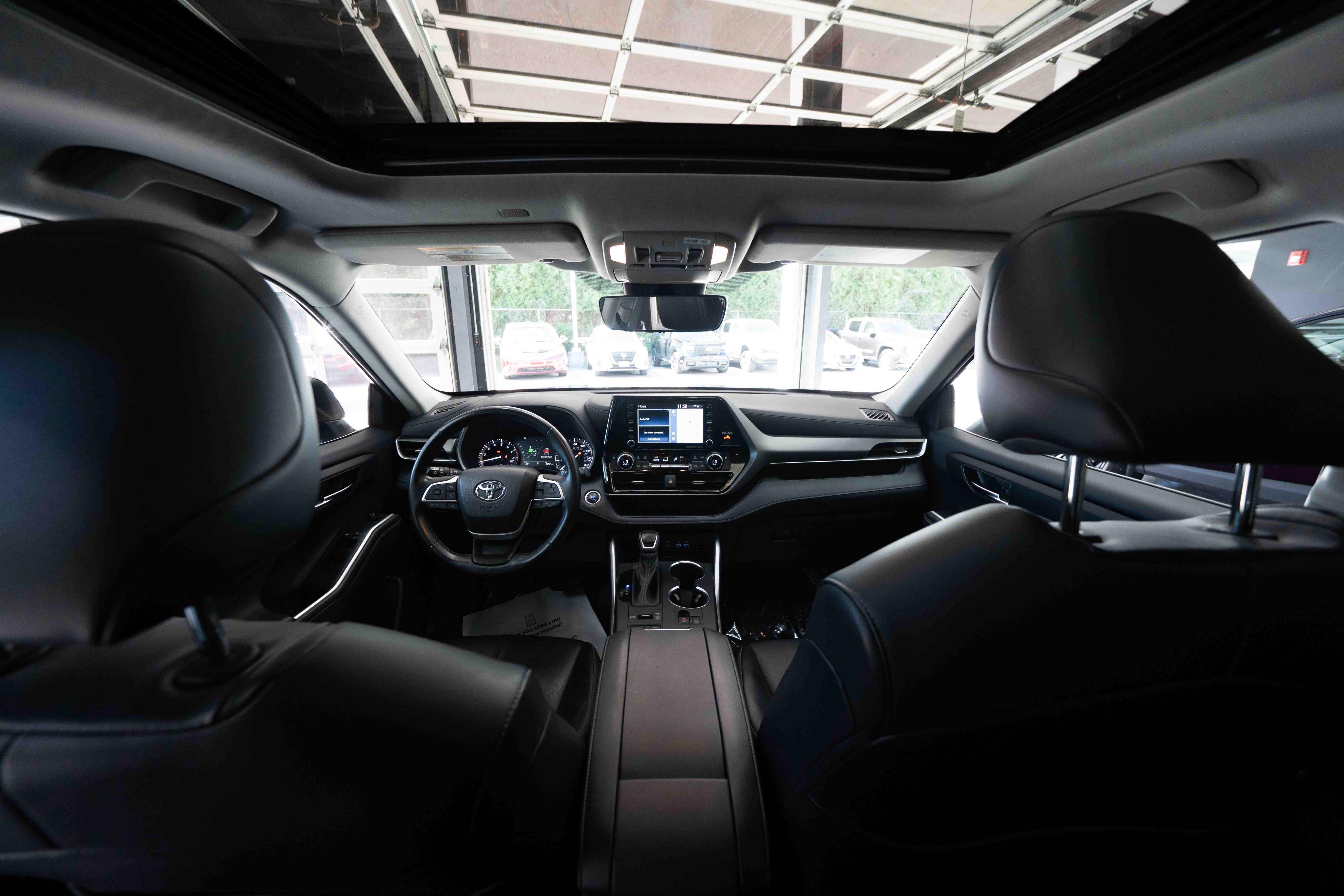 Used 2022 Toyota Highlander XLE AWD/4WD image 19