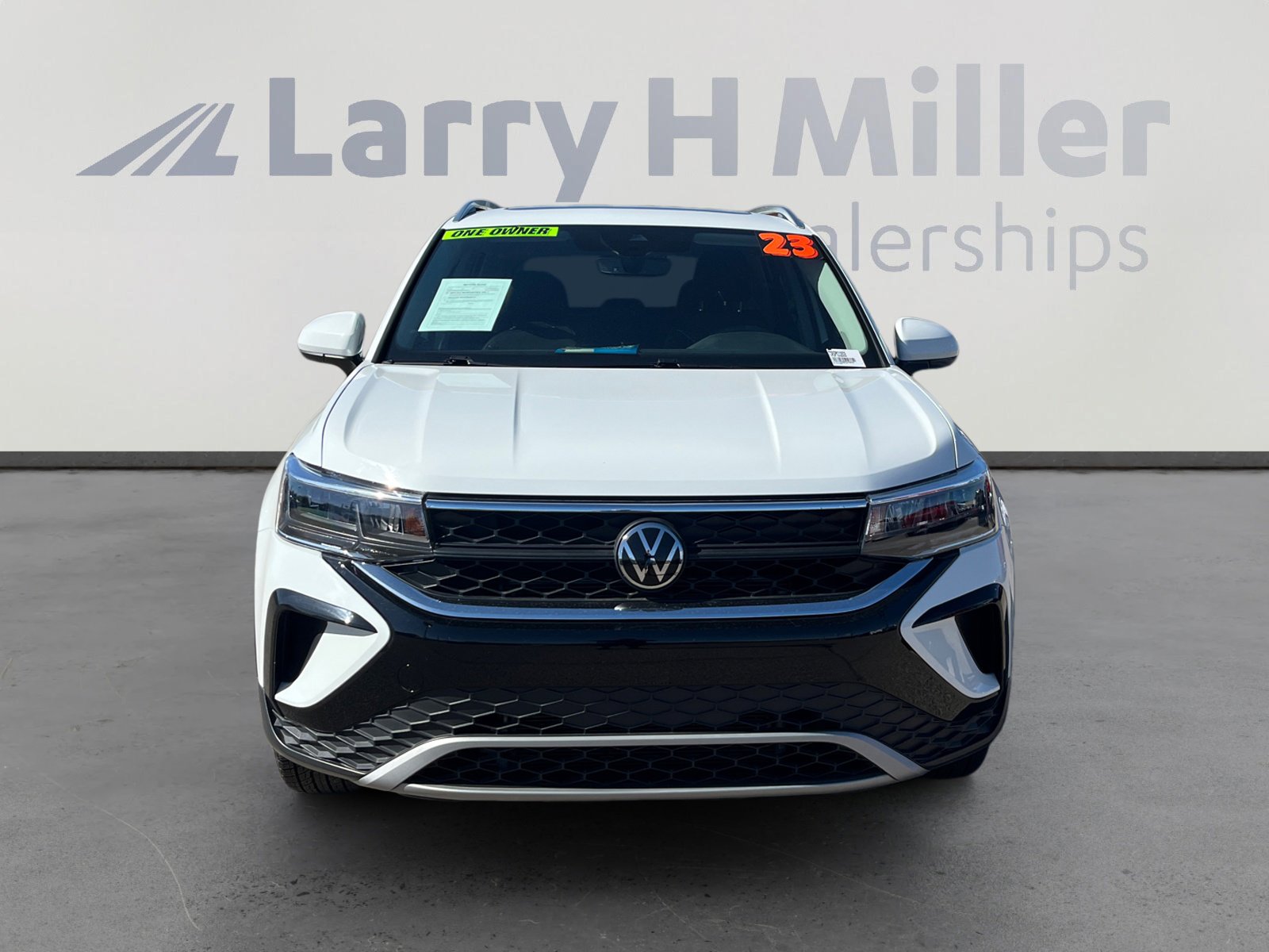 Used 2023 Volkswagen Taos SE w/ Panoramic Sunroof Package FWD image 8