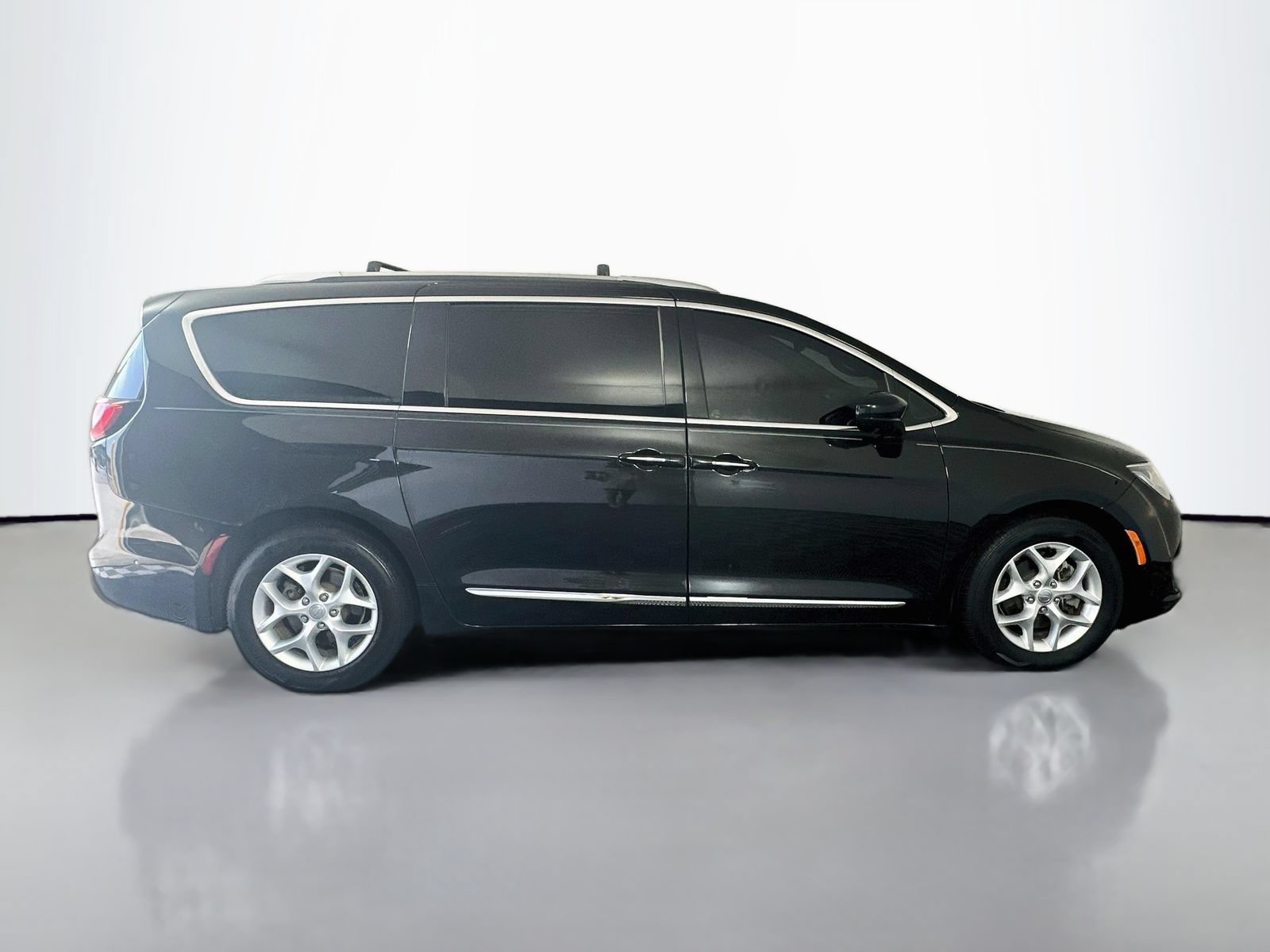 Used 2020 Chrysler Pacifica Touring-L Plus w/ Tire & Wheel Group FWD image 8