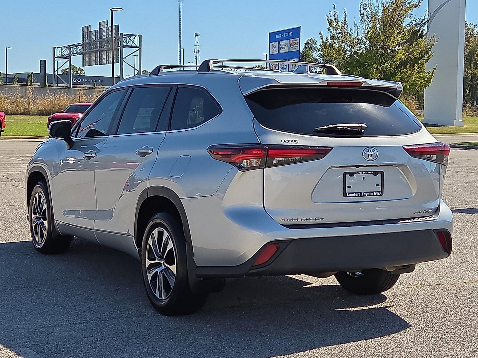 Used 2024 Toyota Highlander XLE AWD/4WD image 4