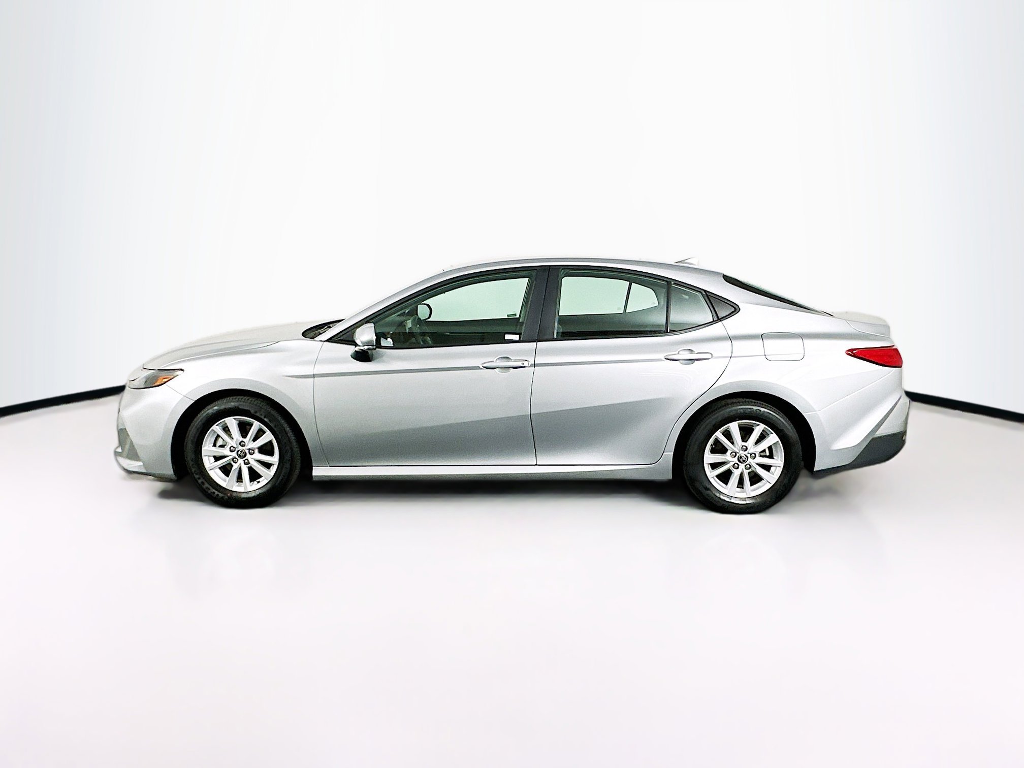 Used 2025 Toyota Camry LE image 4