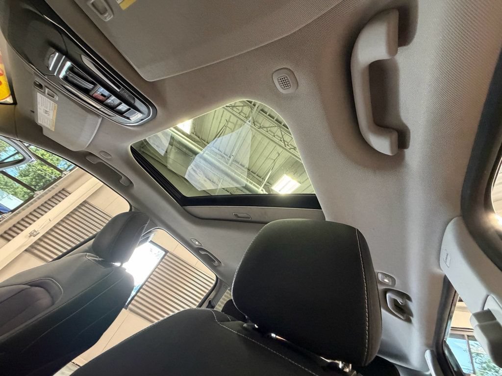Used 2023 Jeep Grand Cherokee Laredo w/ Luxury Tech Group I AWD/4WD image 8