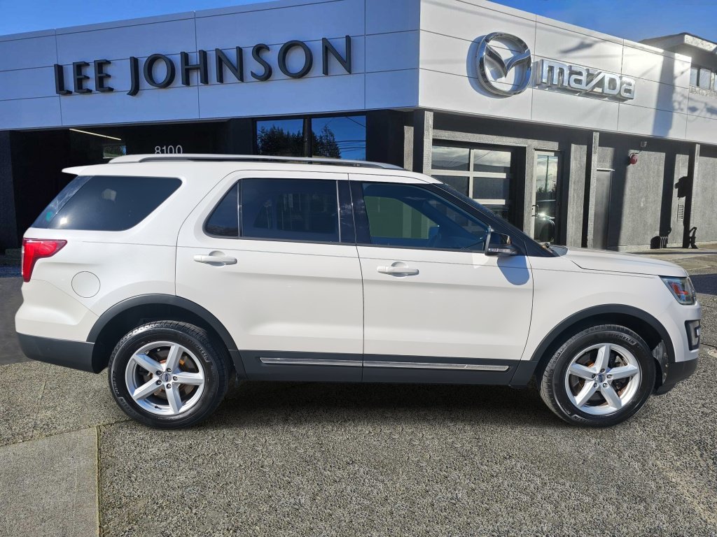 Used 2017 Ford Explorer XLT w/ Equipment Group 202A AWD/4WD image 6