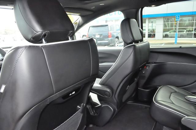 Used 2025 Chrysler Pacifica Limited image 14