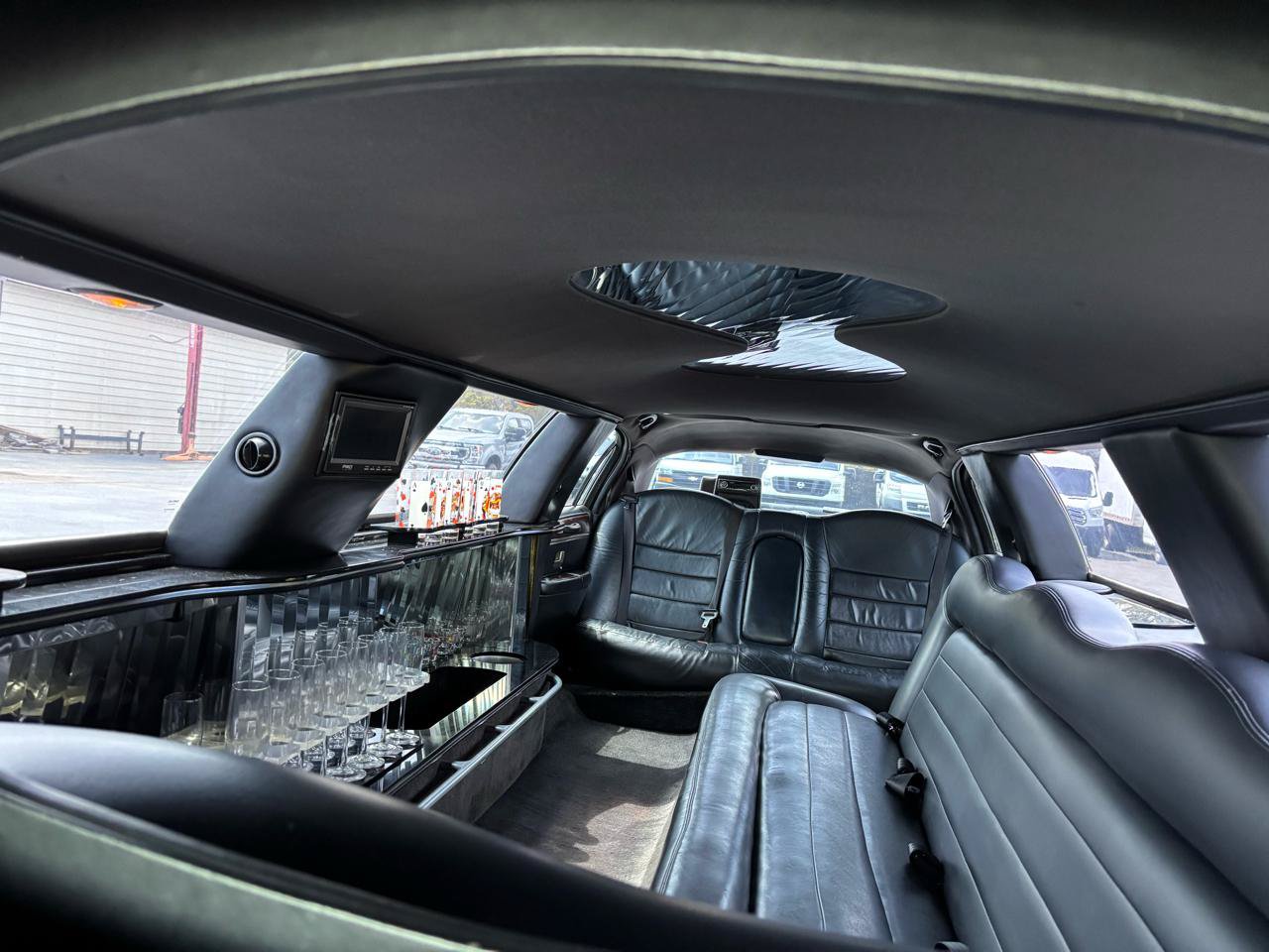 Used 2004 Lincoln Town Car Executive RWD image 15