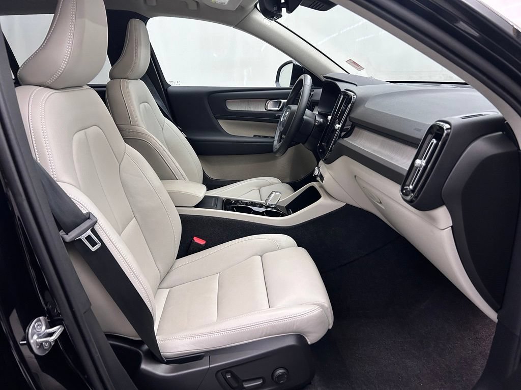 Used 2025 Volvo XC40 B5 Ultra AWD/4WD image 17