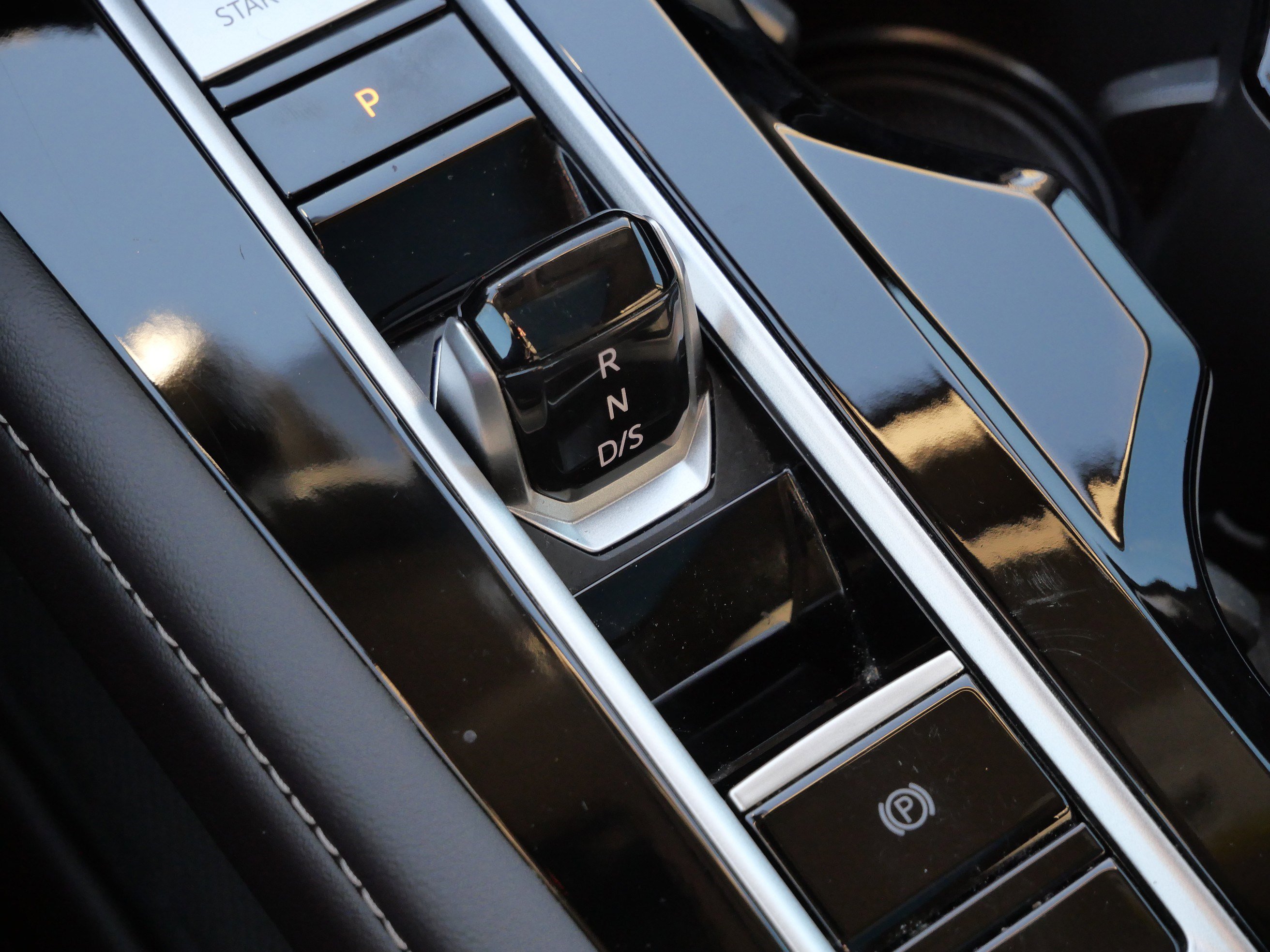 Certified 2025 Volkswagen Atlas SEL Premium R-Line image 25