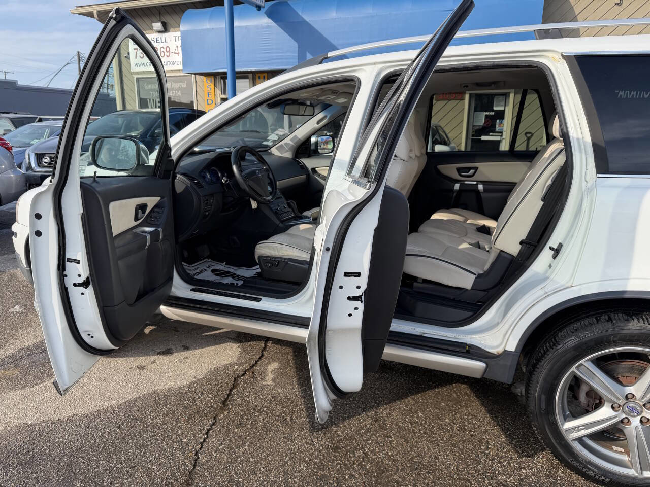 Used 2011 Volvo XC90 3.2 R-Design w/ Multimedia Pkg image 9