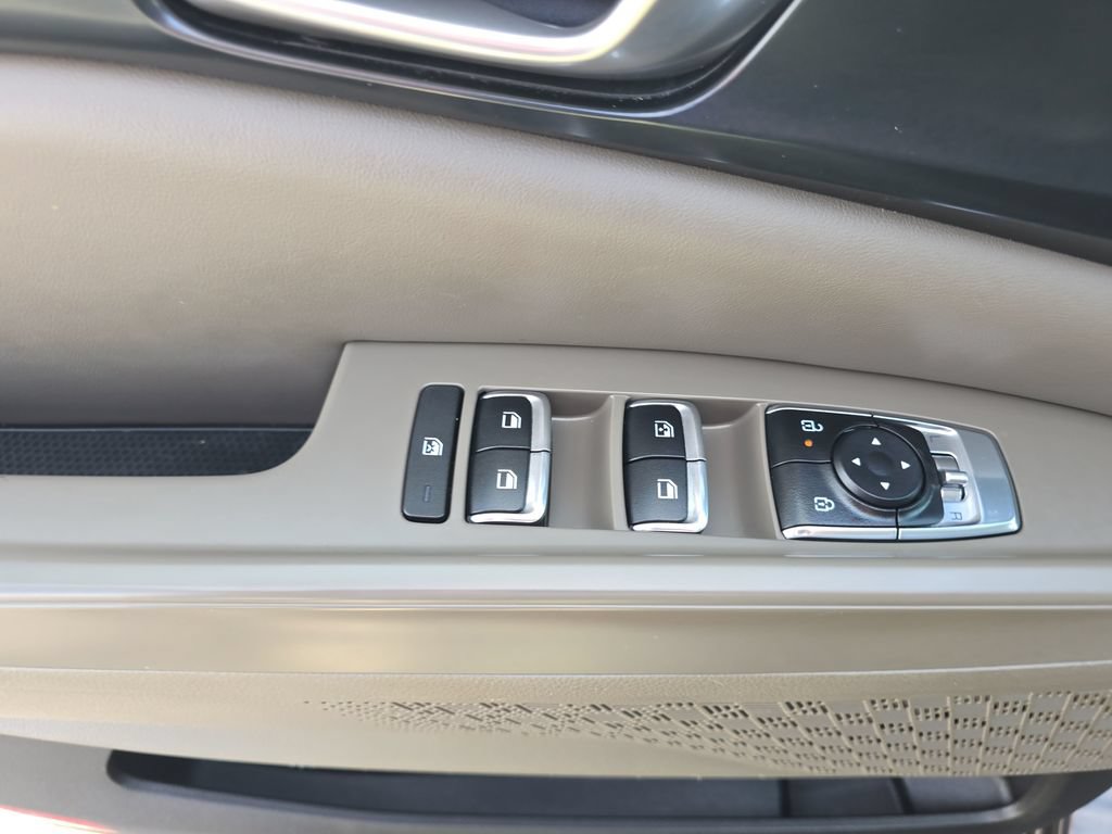 Used 2025 Kia Carnival FWD image 24