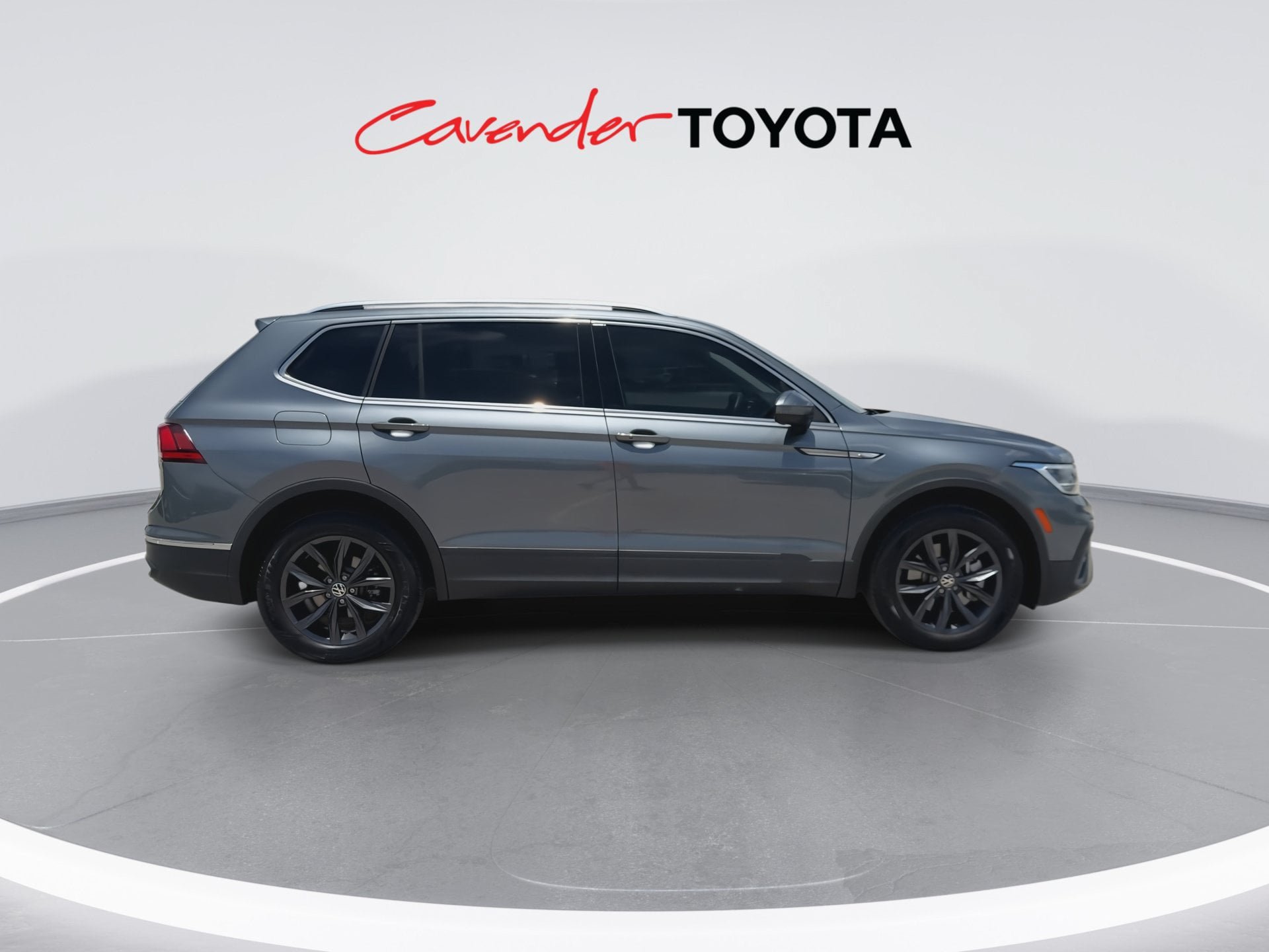 Used 2022 Volkswagen Tiguan SE w/ Panoramic Sunroof Package AWD/4WD image 9