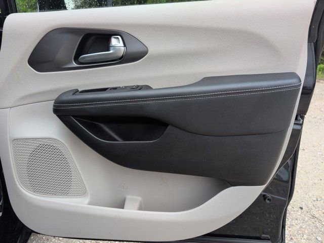 Used 2024 Chrysler Pacifica Touring-L FWD image 32