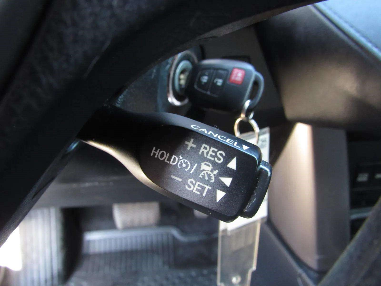 Used 2018 Toyota RAV4 LE FWD image 25
