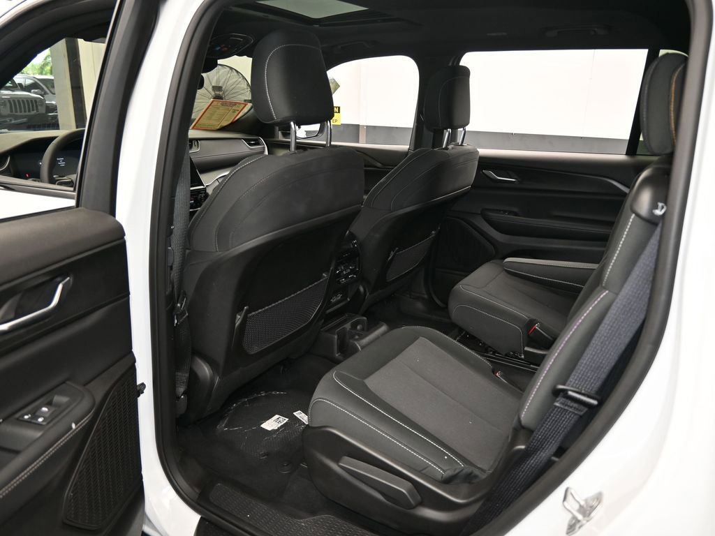 Used 2024 Jeep Grand Cherokee L Laredo image 36