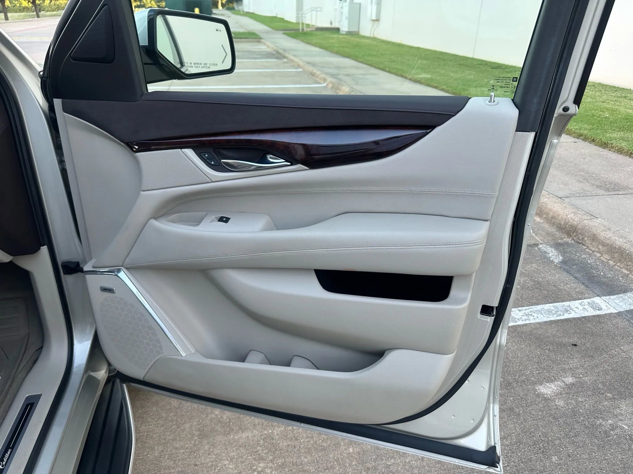 Used 2015 Cadillac Escalade Luxury image 29