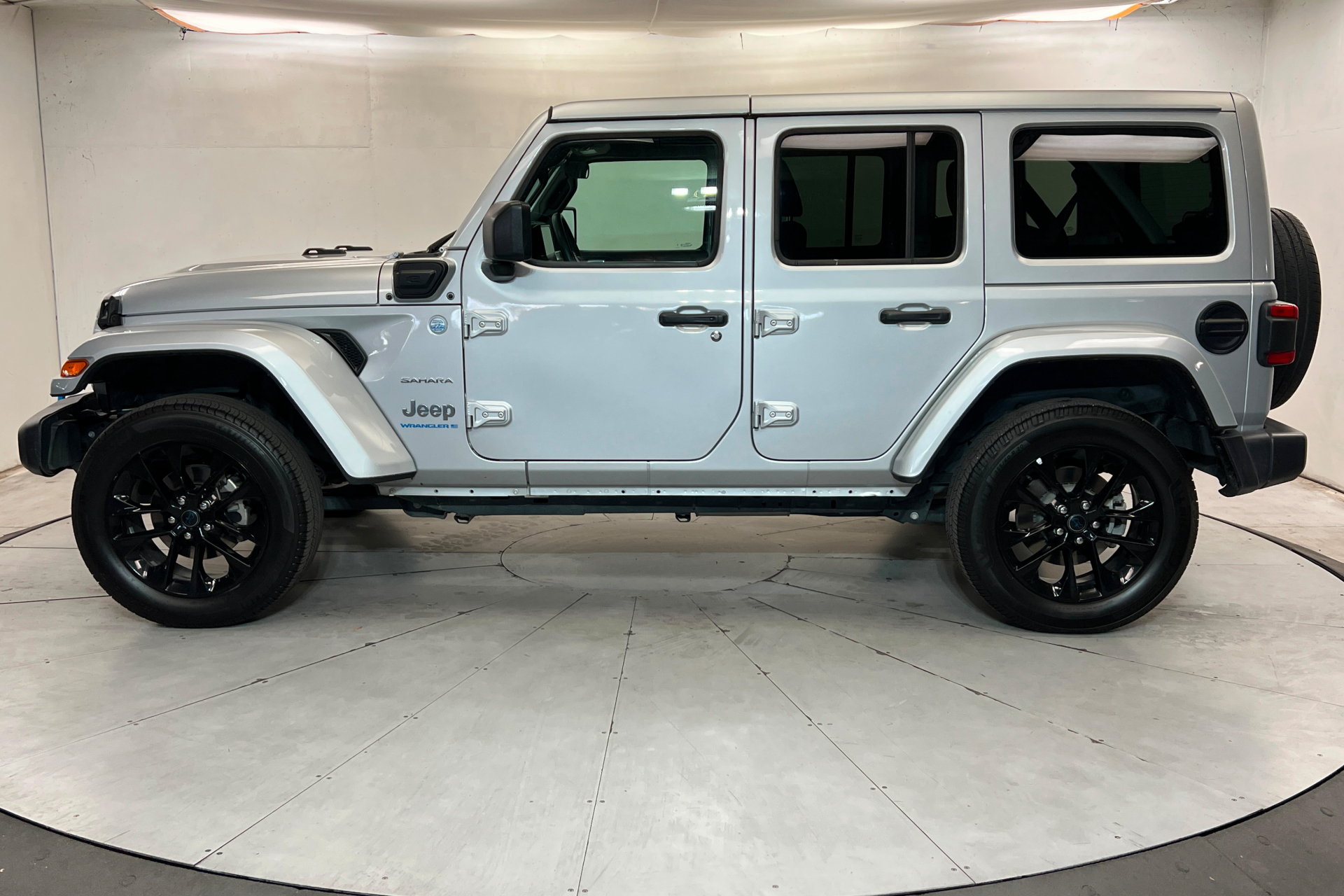 Used 2024 Jeep Wrangler Unlimited Sahara AWD/4WD image 2